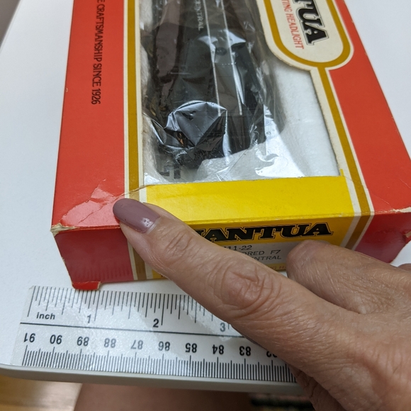 MANTUA New York Central 1650 Locomotive w Operating Headlight Engine 411-22 , HO - Picture 10 of 16